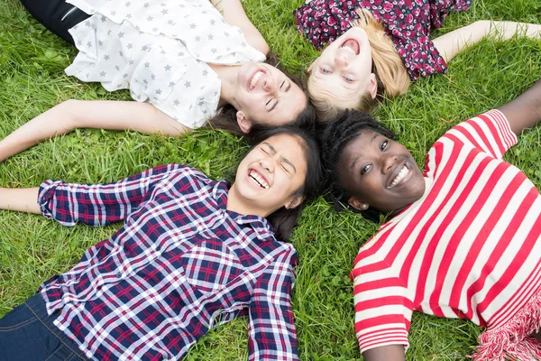 Overhead Vedere De Adolescenta Fata Friends Lying În Iarbă — Fotografie, imagine de stoc