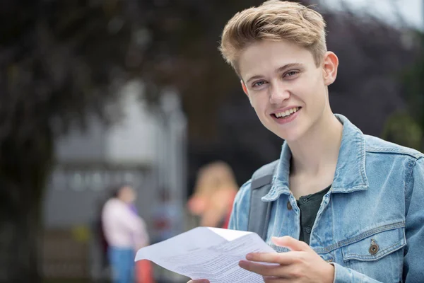 Portrait de adolescent garçon heureux avec des résultats d'examen — Photo