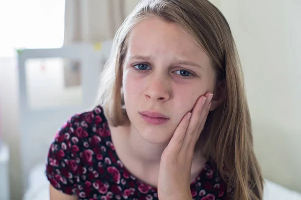 Портрет молодой девушки, страдающей зубной болью — стоковое фото