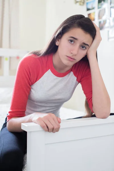 Portret De Stressed Adolescenta Fata În Dormitor — Fotografie, imagine de stoc