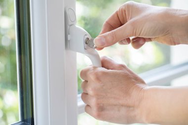 Anahtar pencere kilidi açma kadının yakın çekim