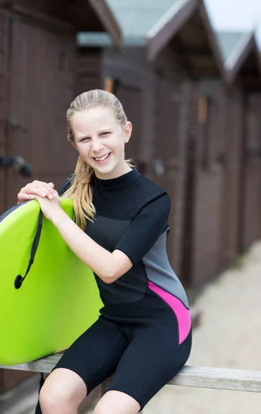 Портрет девушки на пляже хижины в гидрокостюме холдинг Bodyboard — стоковое фото