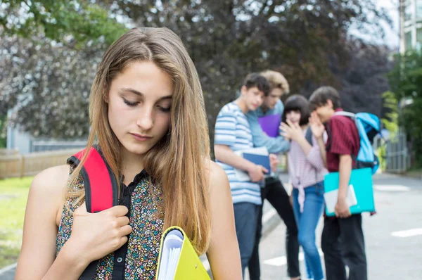 Menina infeliz sendo Gossiped sobre por amigos da escola — Fotografia de Stock