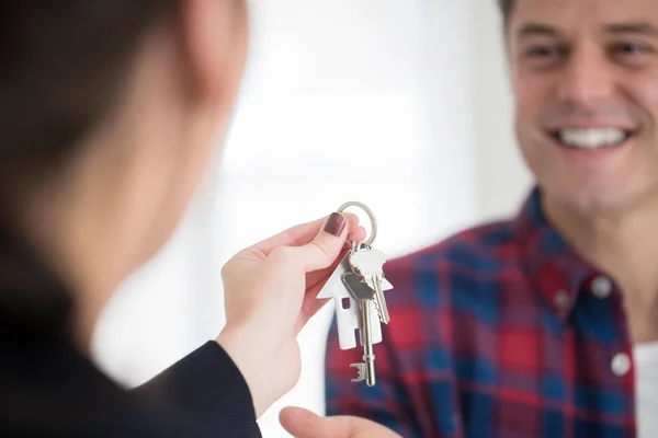 Hombre recogiendo llaves a nuevo hogar de hembra Realtor —  Fotos de Stock