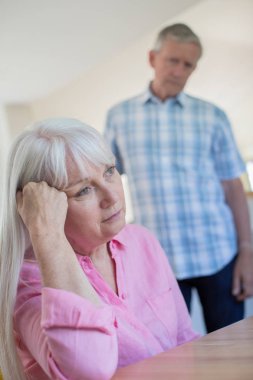 Olgun Adam Kadını Evde Depresyonla Rahatlatıyor