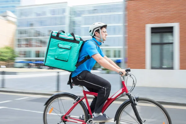 Kurir på cykel leverera mat i staden — Stockfoto