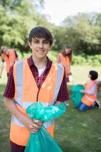 Groupe d'adolescents utiles ramassant la litière à la campagne — Photo