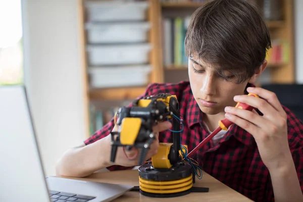 Tizenéves fiú épület robotkar az iskolában — Stock Fotó
