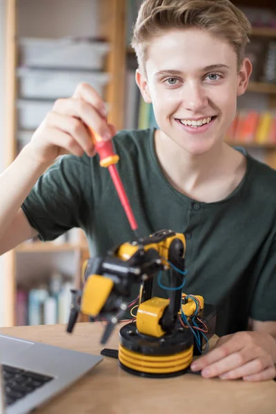 Tizenéves fiú épület robotkar iskolában portréja — Stock Fotó