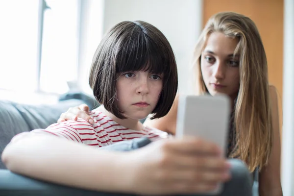 Ragazza adolescente con amico essere vittima di bullismo tramite messaggio di testo — Foto Stock