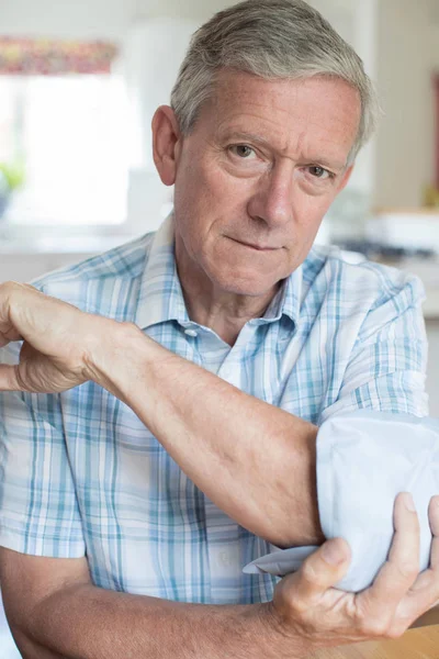 Portrait Of Mature Man Putting Ice Pack On Painful Elbow — Stock Photo, Image