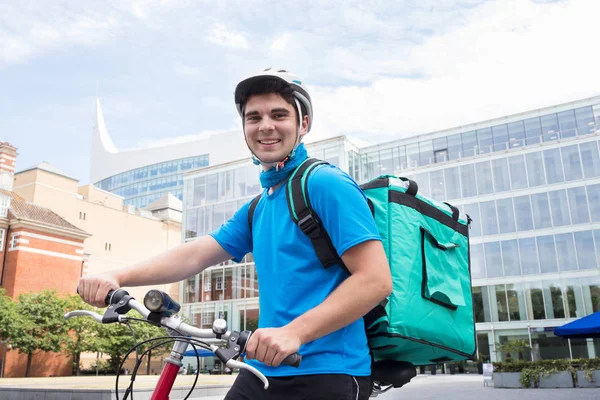 Porträtt av Courier på cykel som levererar mat i City — Stockfoto