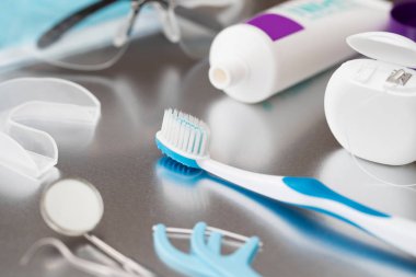 Diş sağlığı tedavileri ve aletleri Metal S üzerinde seçim