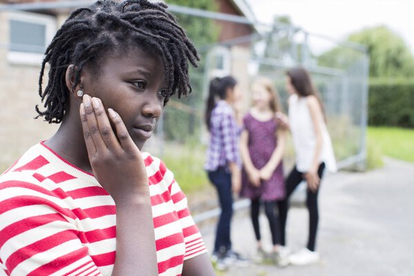 Грустная девочка-подросток чувствует себя брошенной друзьями

