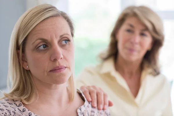 Mature Mother Concerned About Adult Daughter At Home — Stock Photo, Image