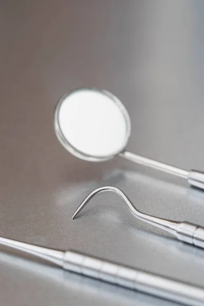 Zbliżenie na instrumenty dentystyczne na powierzchni metalu — Zdjęcie stockowe