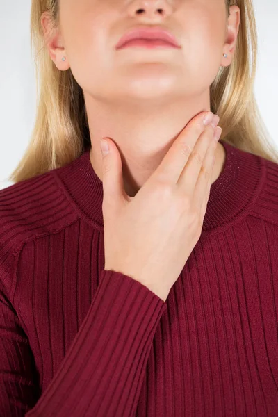 Крупный план молодой женщины, страдающей от боли в горле — стоковое фото