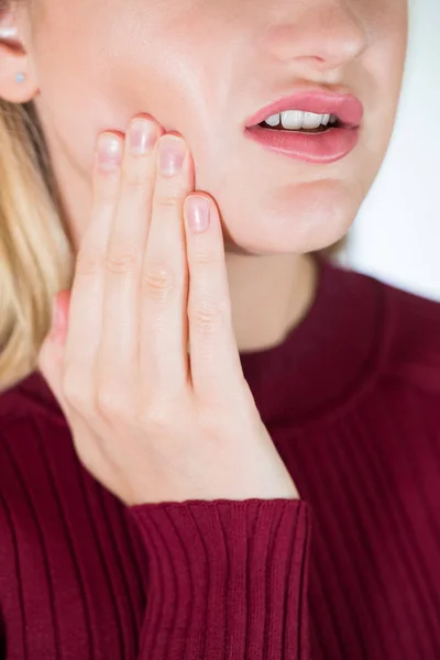 Estúdio perto de mulher sofrendo com dor de dente — Fotografia de Stock