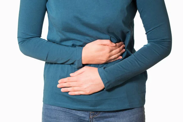 Zbliżenie kobieta cierpi z bólu żołądka — Zdjęcie stockowe
