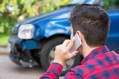 Adam araba kazası cep telefonu üzerinde raporlama