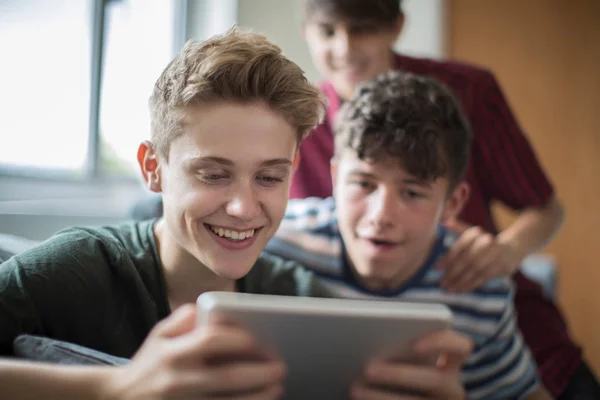 Trei adolescenti baieti joc pe tableta digitala la domiciliu — Fotografie, imagine de stoc