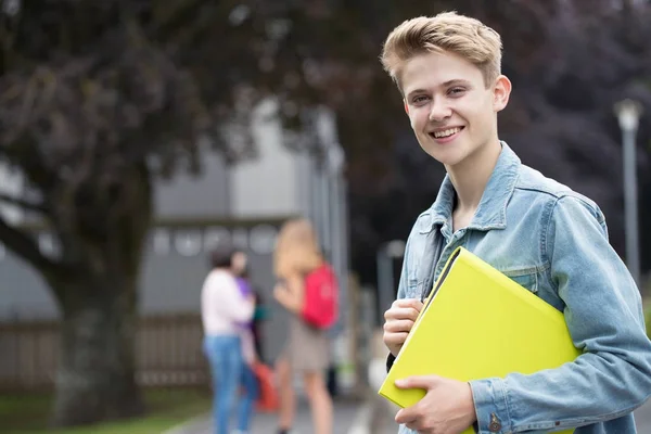 Portret męski nastoletnich Student zewnątrz budynku szkoły — Zdjęcie stockowe