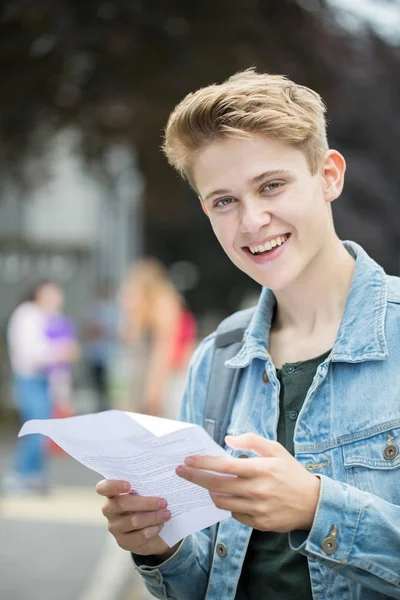 Adolescent garçon heureux avec examen résultats — Photo