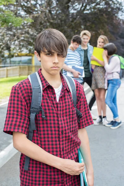 Infeliz chico siendo chismoso acerca de por escuela amigos — Foto de Stock