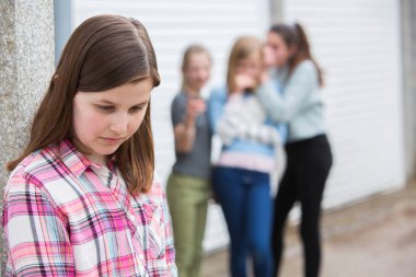 Üzgün Pre Teen kız arkadaşları tarafından dışlanmış hissediyor