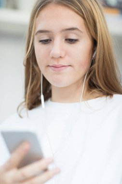 Genç kız akarsu müzik--dan hareket eden telefon