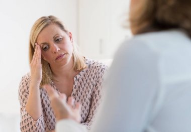 Danışman sorunları tartışıyor kadın olgun