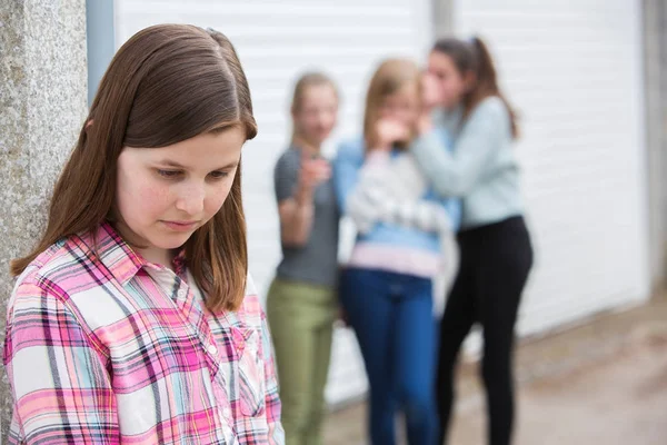 Trauriges Vor-Teenager-Mädchen fühlt sich von Freunden im Stich gelassen — Stockfoto