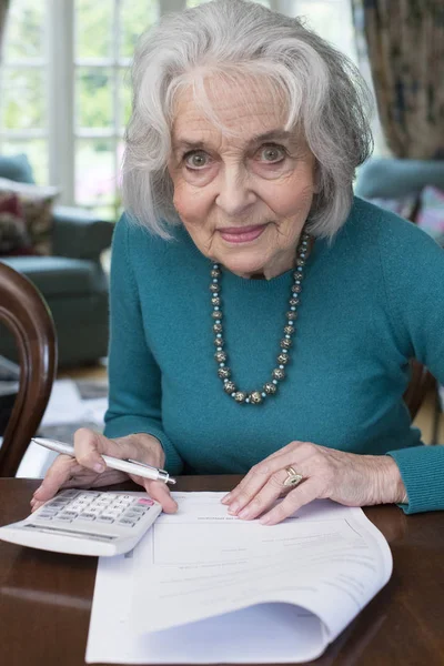 Lachende Senior Vrouw Gaan Door Facturen Thuis — Stockfoto