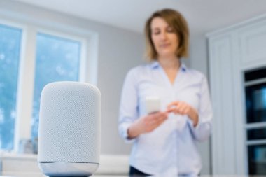 Kadın hoparlör için cep telefonunuzdan kablosuz müzik akışı