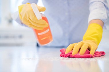Mutfak yüzeyi temizlemek için sprey Lehçe kullanan kadın yakın çekim
