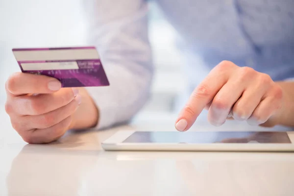 Nahaufnahme einer Frau, die mit Kreditkarte digitale Einkäufe tätigt — Stockfoto