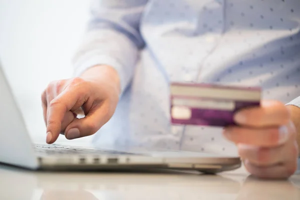 Nahaufnahme einer Frau, die mit Kreditkarte am Laptop einkauft — Stockfoto