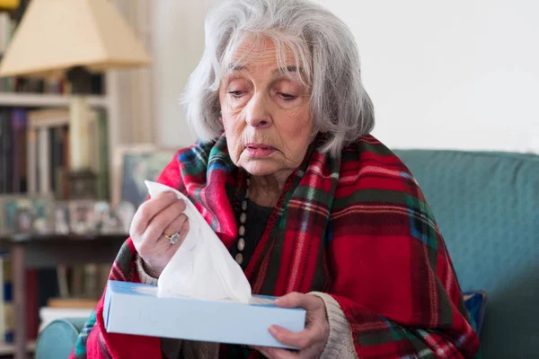Senior vrouw thuis lijden met griepvirus — Stockfoto