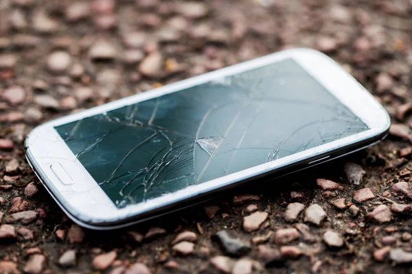 Kırık ekran ile bırakılan cep telefonu kapatın — Stok fotoğraf