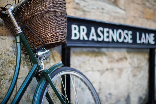 Fahrrad neben brachialem Fahrbahnschild vor der Universität Oxford — Stockfoto