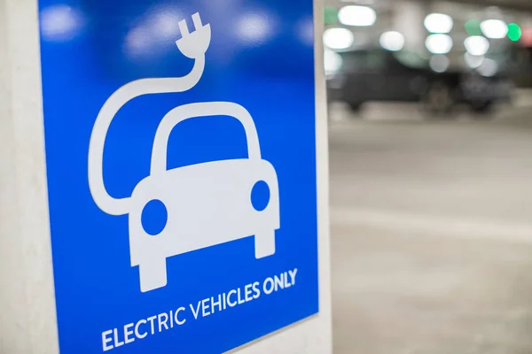Знак для электрической точки зарядки автомобиля на парковке — стоковое фото