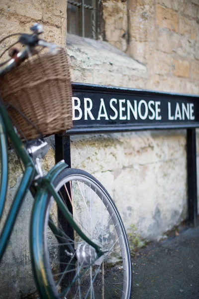 Fahrrad neben brachialem Fahrbahnschild vor der Universität Oxford — Stockfoto