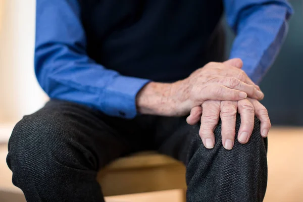 Close-up de homem sênior sofrendo com Parkinsons Diesease — Fotografia de Stock