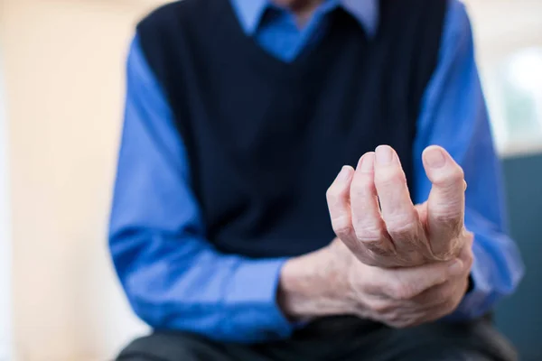 Zblízka starší muž doma utrpení s artritidou — Stock fotografie