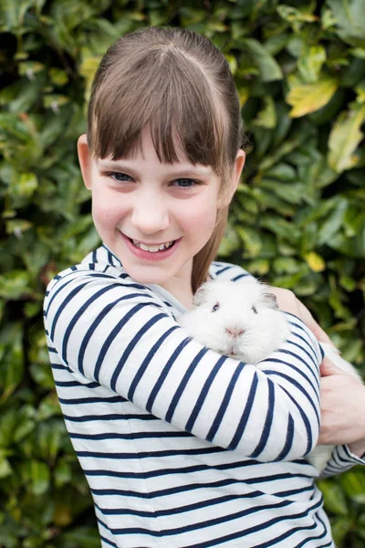 Retrato de niña en el jardín cuidando de mascota Guinea Pig — Foto de Stock