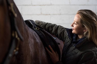 Kadın sahibi eyer askıları istikrarlı atı ile ayarlama 