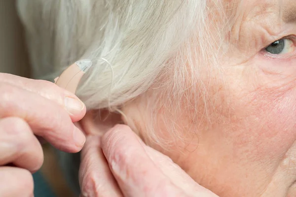 Крупним планом старша жінка слуховий апарат — стокове фото