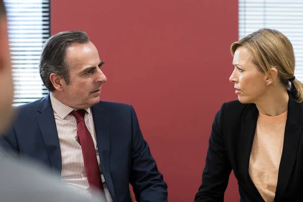 Hombre de negocios y mujer de negocios en reunión de mediación — Foto de Stock