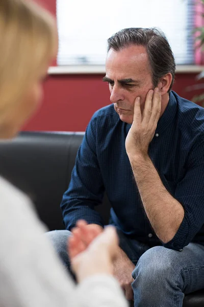 Deprimido maduro hombre hablando con consejero — Foto de Stock