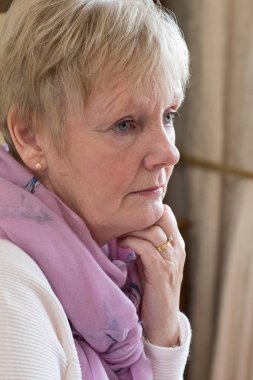 Evde depresif kadın kıdemli yan görünüm